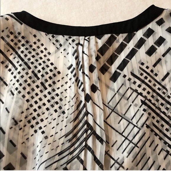 WHBM Sleeveless blouse Asymmetrical VNeck Tiered - Picture 9 of 11